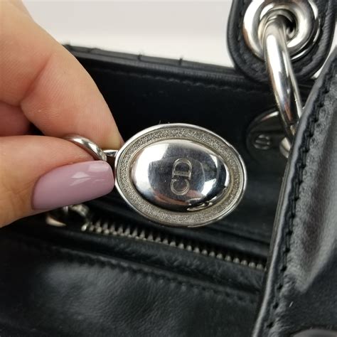 Cómo detectar una bolsa de Dior falsa: Guía de autenticación 